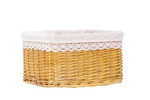 Cesta de mimbre color miel forrada tela con puntilla
