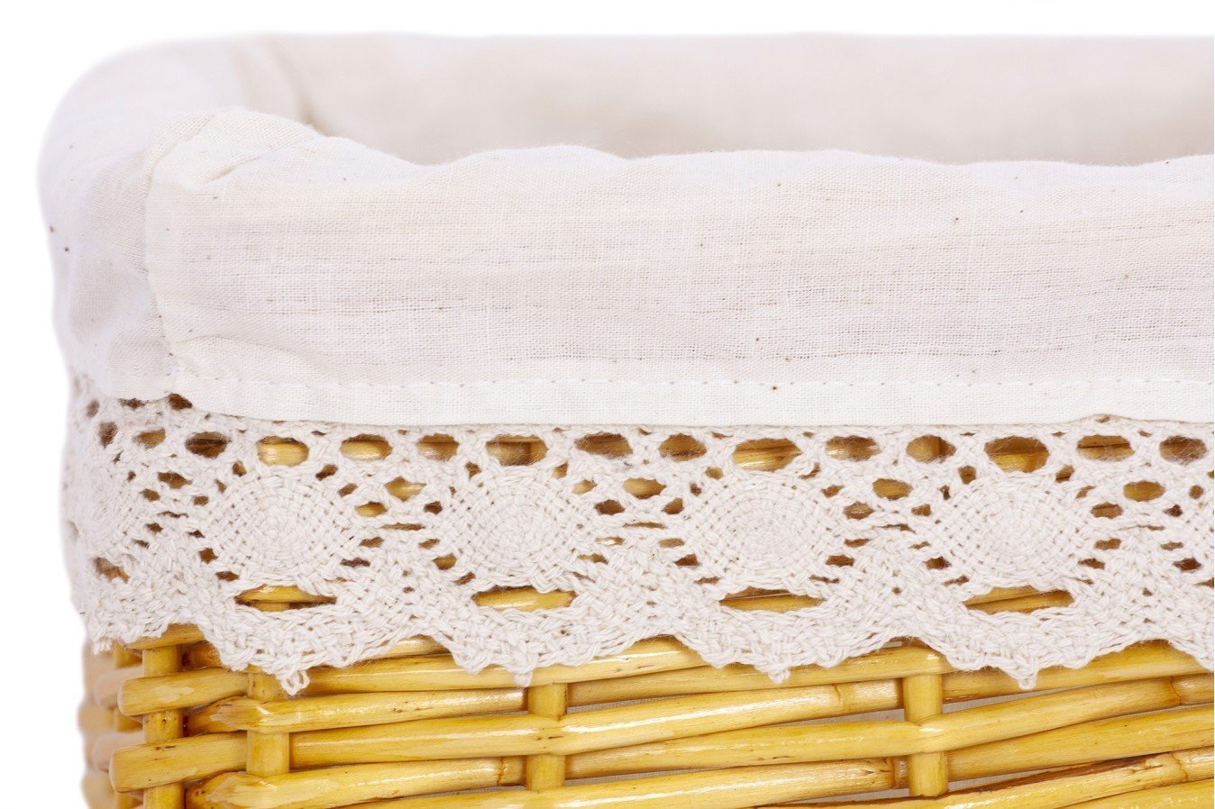 Cesta de mimbre color miel forrada tela con puntilla
