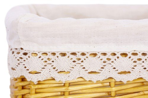 Cesta de mimbre color miel forrada tela con puntilla