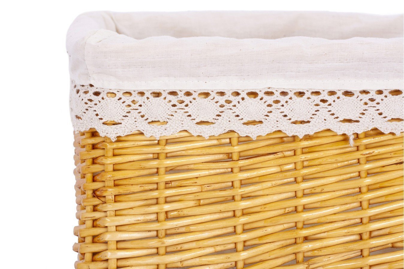 Cesta de mimbre color miel forrada tela con puntilla