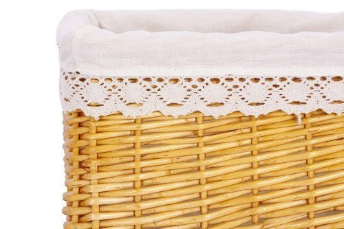 Cesta de mimbre color miel forrada tela con puntilla