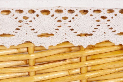 Cesta de mimbre color miel forrada tela con puntilla